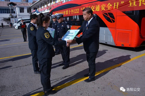 公交、交警戮力同心保安全