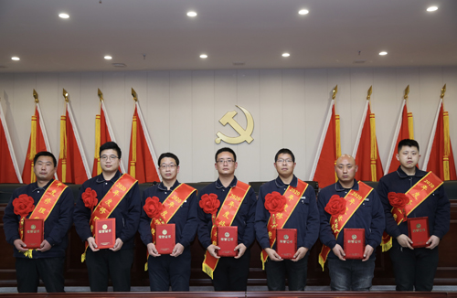0206 修理能手從左至右依次為 邵冠峰、王寶玉、潘春樂、李龍、許特斯、韓利杰、寇增亮.jpg