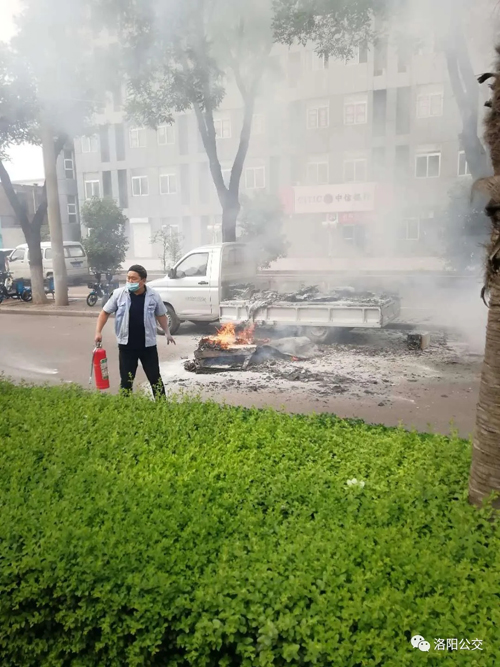 驚險！高溫天小貨車“上火” 萬幸！路遇公交車長及時“滅火”