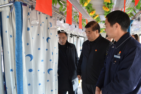 “娘家人”來公交 職工暖心增信心 市總工會(huì)黨組書記、常務(wù)副主席杜中岳一行到公交集團(tuán)調(diào)研