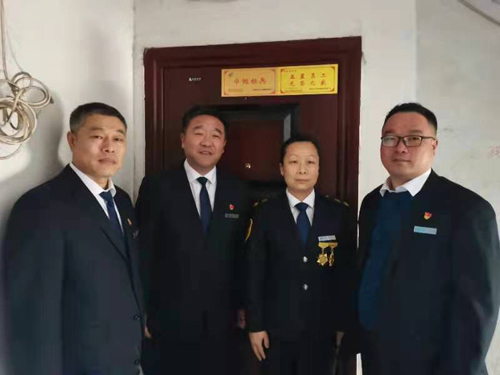 “一人得獎，全家光榮” 送“牌”上門，集團為標兵先進送去榮譽喜報牌匾