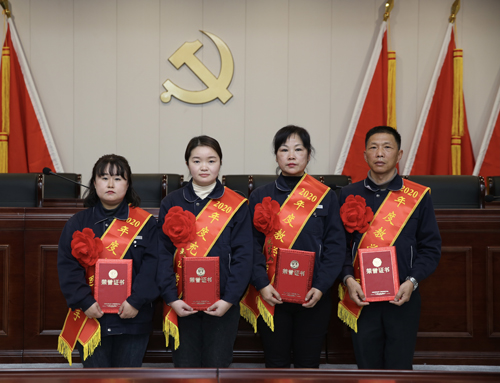 0207 從左至右依次為 點鈔能手王璐、充值能手孫昭娣、教學(xué)能手王慧娟、孫衛(wèi)東.jpg