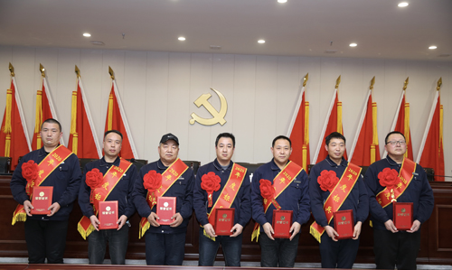 0202  標(biāo)兵從左至右依次為 苗田、尤建鵬、劉德斌、褚聰偉、王占峰、解偉強、馬群藝.jpg